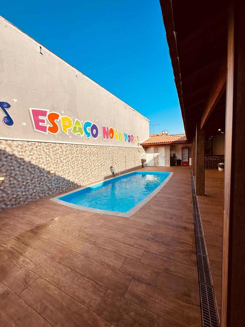 Espaço Nova York - Piscina com letreiro